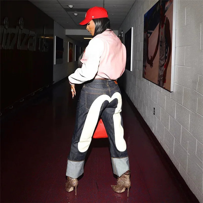 Pantalon jean femme rétro streetwear, coupe ample. Style vintage décontracté et tendance pour un confort optimal.