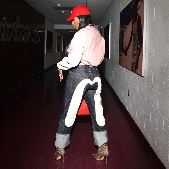 Pantalon jean femme rétro streetwear, coupe ample. Style vintage décontracté et tendance pour un confort optimal.