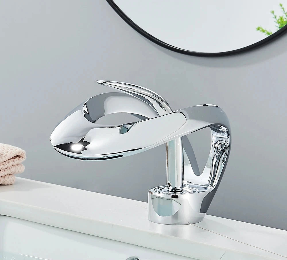 Robinet cascade lavabo chrome en laiton, design élégant et moderne pour salle de bain.