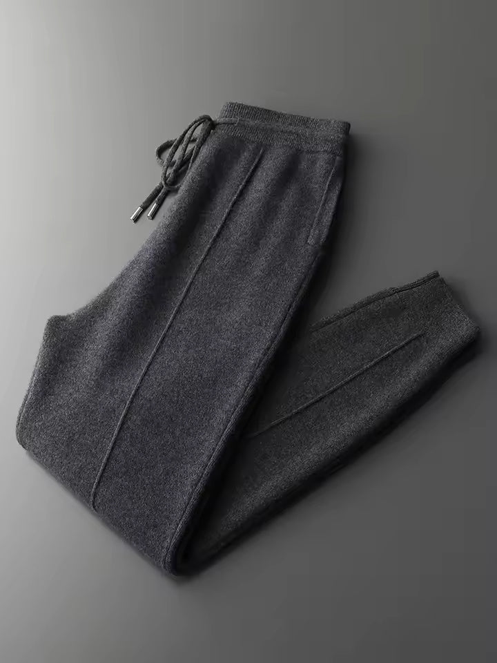 Veste zippée et pantalon tricoté homme, ensemble complet pour un look moderne, confortable et décontracté.