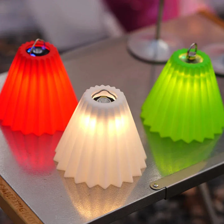 Abat-jour silicone pliable pour lampe de camping, pour une lumière douce et une atmosphère chaleureuse.