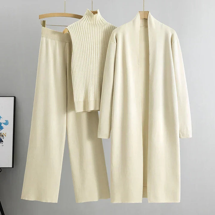 Ensemble classique Helena 3 pièces pour femme, élégant pantalon, pull et veste. Confort et chic décontracté.