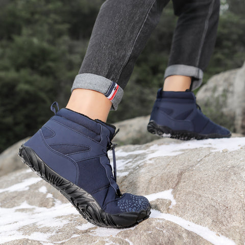 Pieds avec chaussures pieds nus Arctic Contact, favorisant une posture naturelle et le bien-être orthopédique.