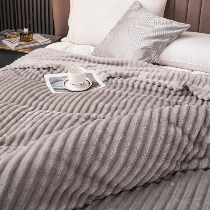 Plaid chaud LuxeCocoon pour chambre, décoration et confort assuré en polyester doux.