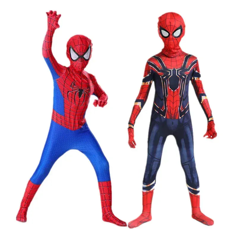 Enfant joyeux en déguisement Spiderman rouge et bleu avec masque, prêt pour le jeu de rôle.