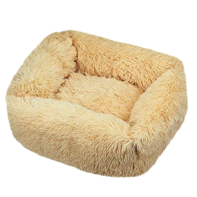 Grand lit chien en peluche grise, base anti-dérapante, pour un sommeil profond.