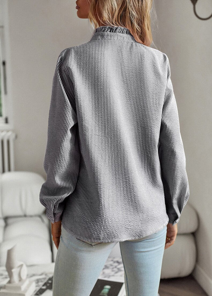 Blouse rayée confortable et élégante, tenue décontractée ou style bureau, mode tendance féminine.