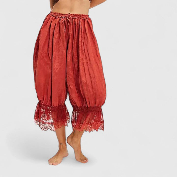 Pantalon femme Winona patchwork associé à un haut simple, créant un look mode décontracté.