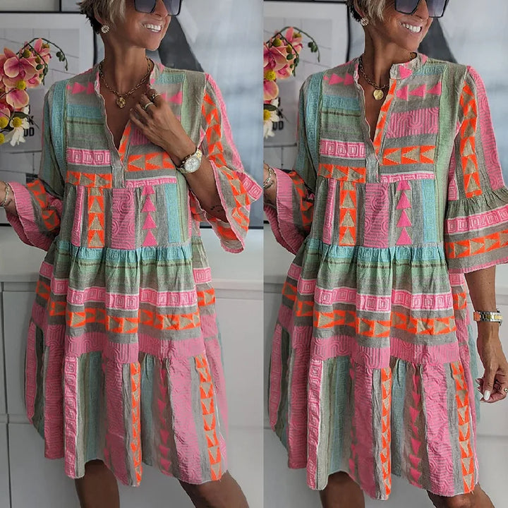 Magnifique robe courte femme chic à imprimé bohème floral et manches volantes. Style fluide et tendance pour printemps-été.