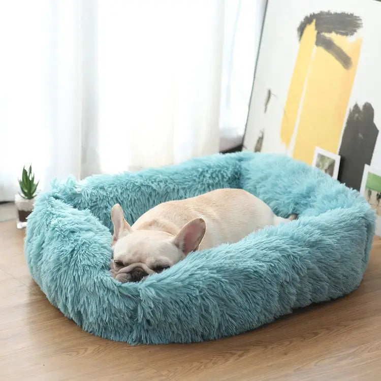 Lit douillet lavable en peluche grise pour chien et chat, confort ultime.