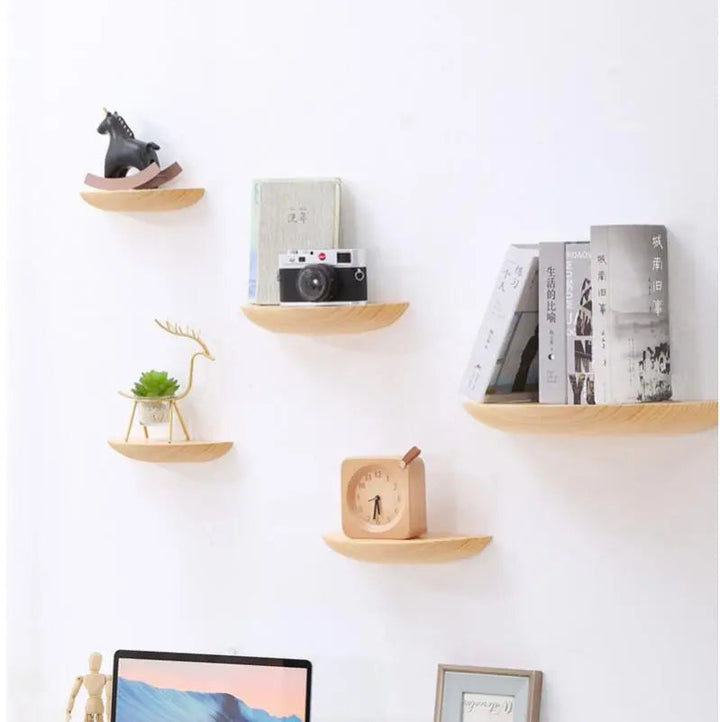 Étagère flottante murale en chêne naturel, forme semi-circulaire pour un intérieur élégant et moderne.