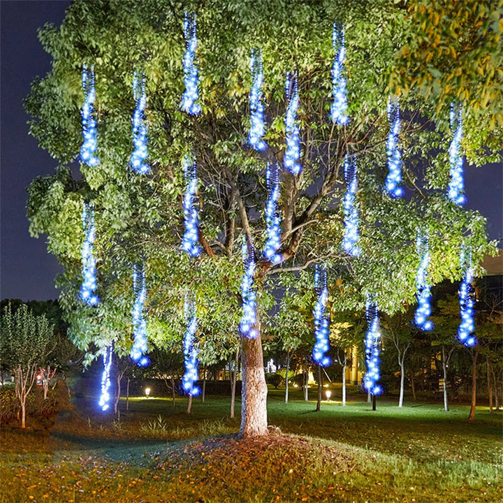 Éclairage extérieur LED effet pluie de météores, guirlande lumineuse pour décoration de jardin et fêtes.