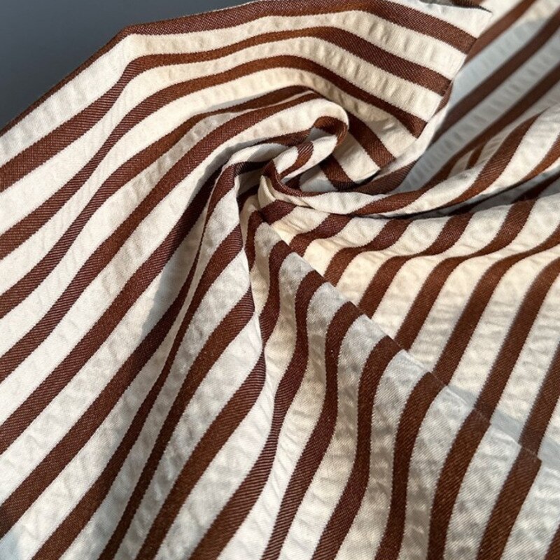 Détail du col d'une chemise rayée homme, style italien. Élégance et coupe cintrée pour mode masculine.