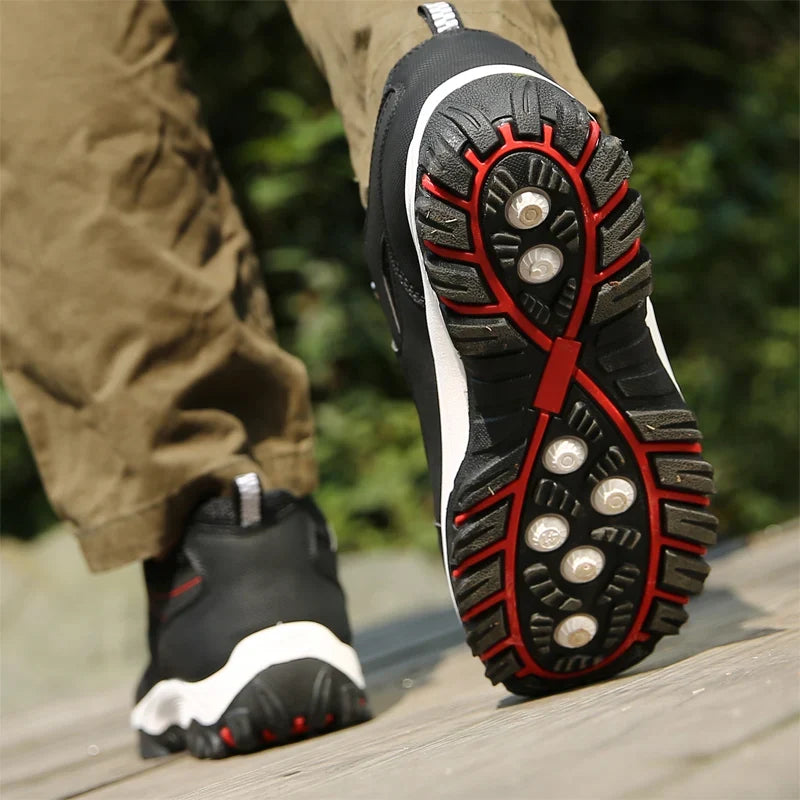 Chaussures de trekking légères pour hommes, alliant confort et durabilité pour l'aventure.