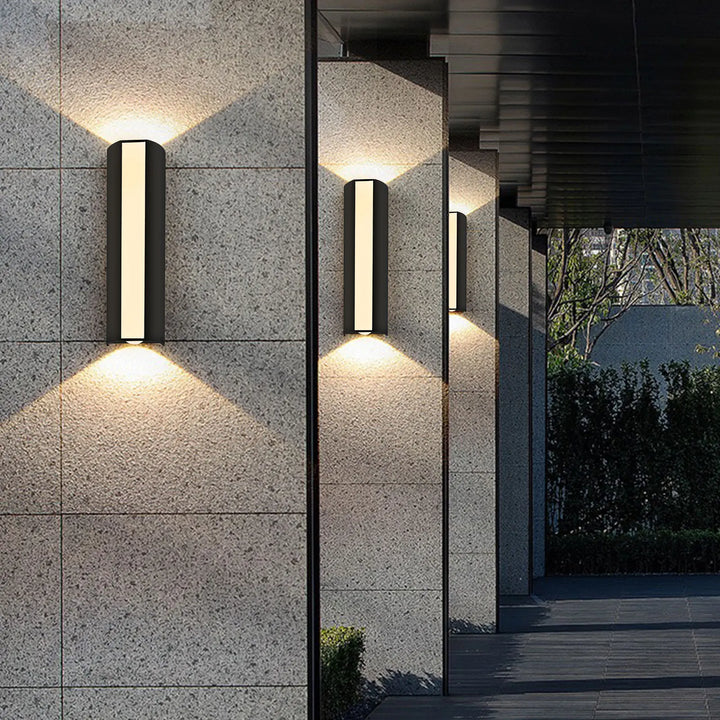Applique murale LED étanche, design moderne et épuré, pour un éclairage extérieur durable et élégant.