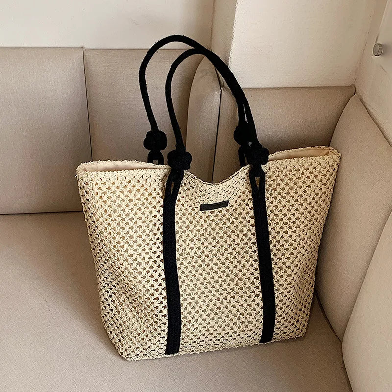 Élégant sac de plage en paille pour femme, style bohème et sécurité avec zip.