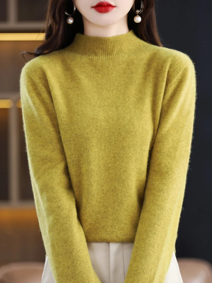 Pull-over femme douillet et chaud, col montant, idéal pour les journées froides d'hiver.