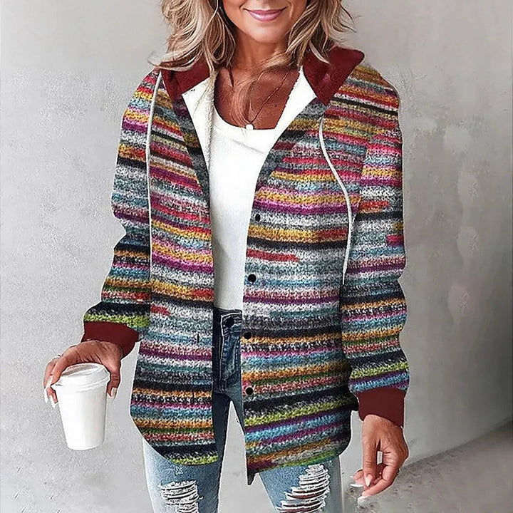 Gros plan sur la texture du manteau femme hiver, soulignant la qualité du tissu chaud et son aspect élégant.