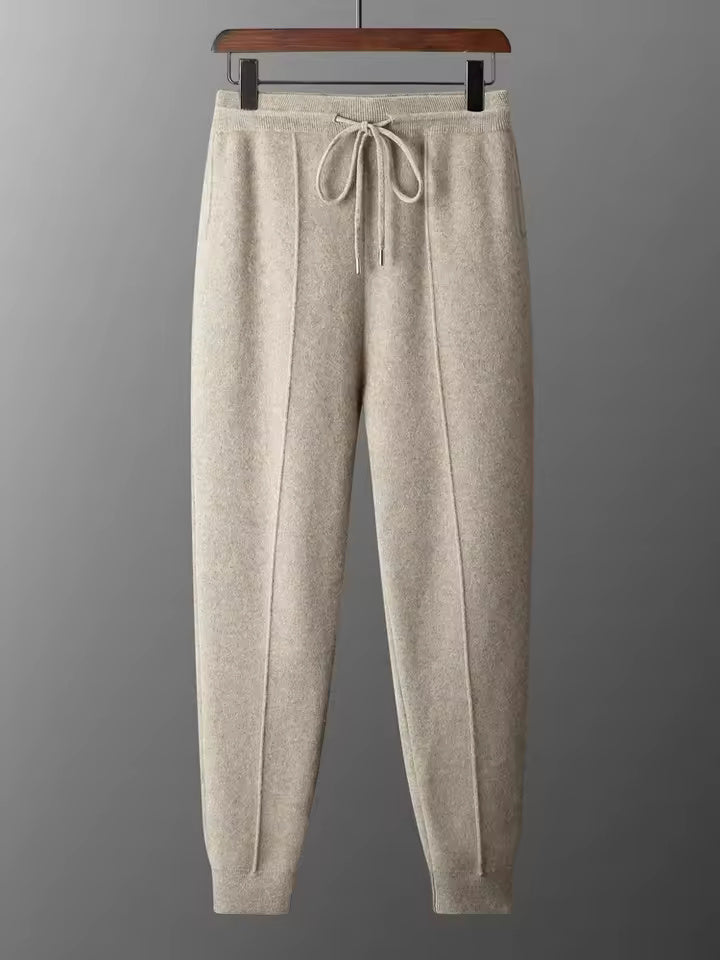 Ensemble homme tricoté confortable, veste zippée et pantalon assorti. Idéal style moderne décontracté.