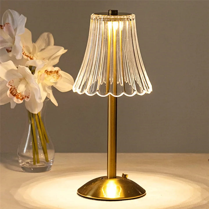 Lampe de chevet LED tactile en cristal doré, idéale pour chambre ou salon. Ambiance lumineuse moderne et chaude.