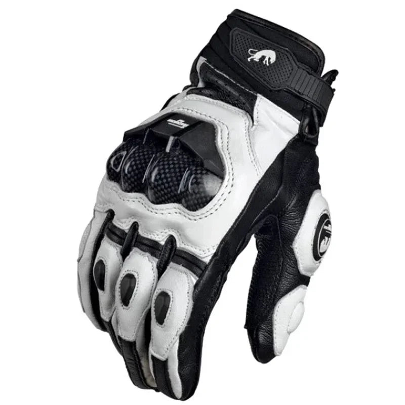 Gants moto en cuir noir avec coques carbone protectrices, imperméables et durables pour motards exigeants.