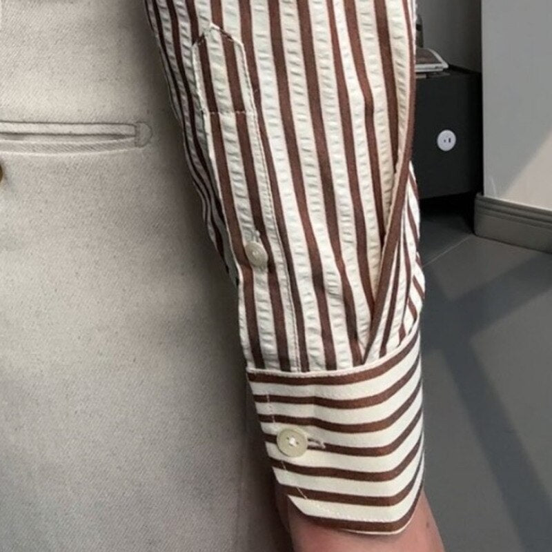 Chemise homme rayée kaki, style italien élégant. Vue de face, parfaite pour une tenue chic et décontractée.