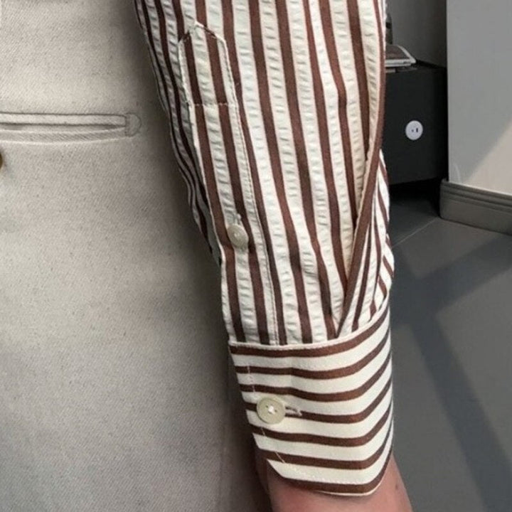 Chemise homme rayée kaki, style italien élégant. Vue de face, parfaite pour une tenue chic et décontractée.
