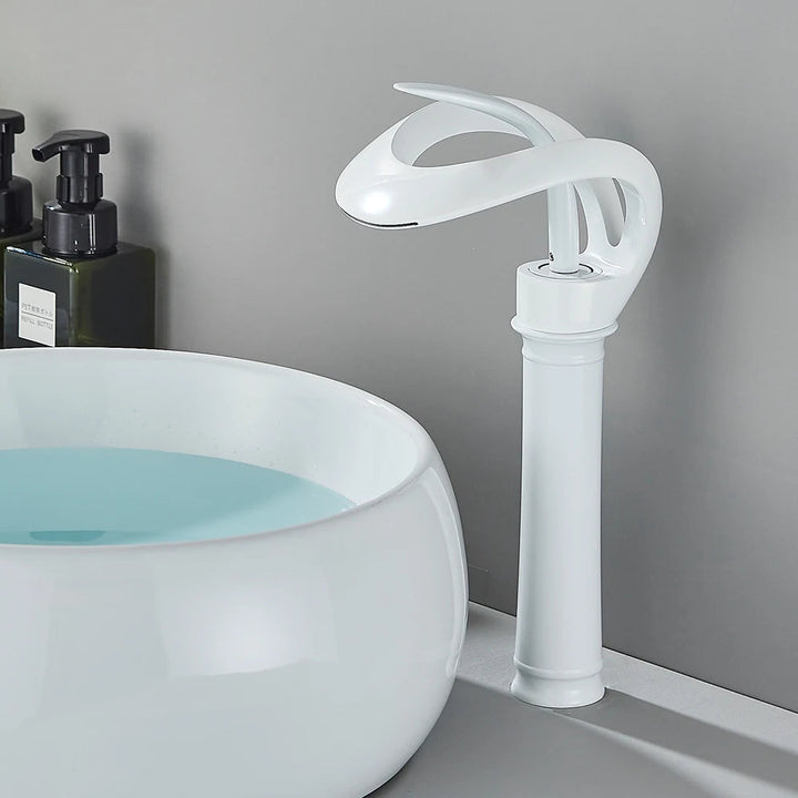 Élégant robinet lavabo cascade blanc en laiton, monocommande, pour salle de bain moderne.