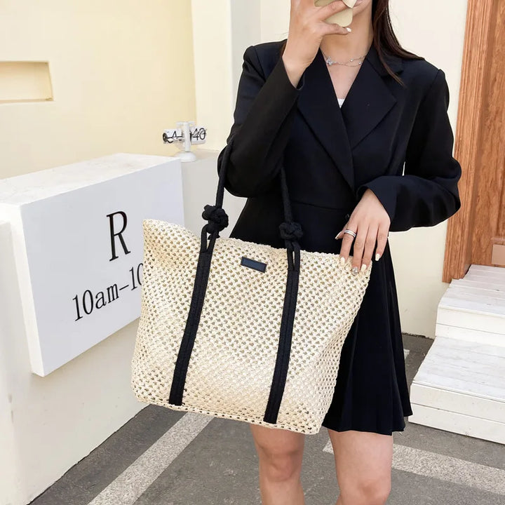Sac de plage femme en paille naturelle, élégant et sécurisé avec fermeture éclair pour l'été.