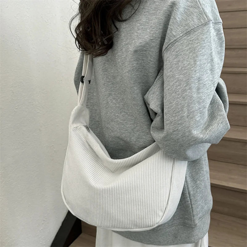 Sac banane velours doux pour femme, idéal comme accessoire mode pratique au quotidien, style tendance.