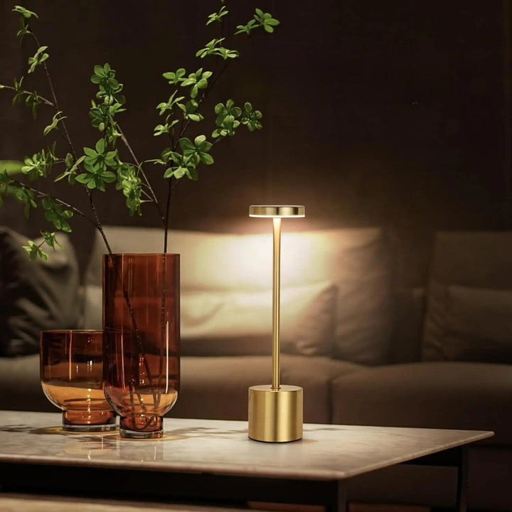 Lampe de table LED tactile rechargeable, pour un éclairage d'ambiance extérieur élégant.