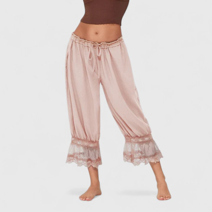 Femme portant le pantalon Winona à patchwork, créant un look décontracté chic pour toute saison.