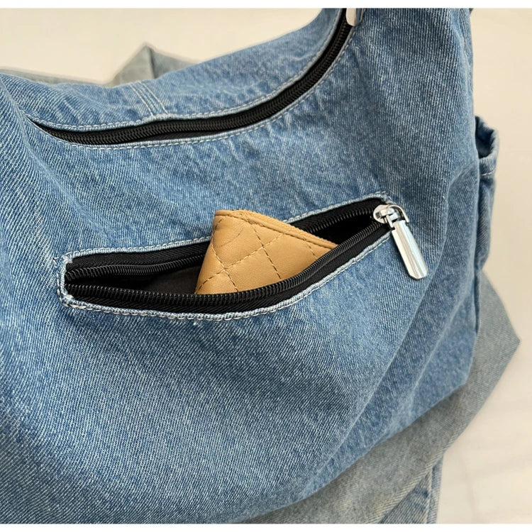 Sac en jean femme, vue arrière, met en valeur le style décontracté et la qualité du denim.