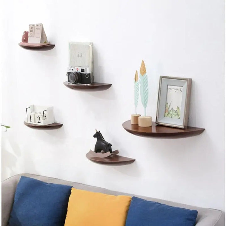 Décoration murale moderne : étagère flottante semi-circulaire en chêne, idéale salon ou chambre.