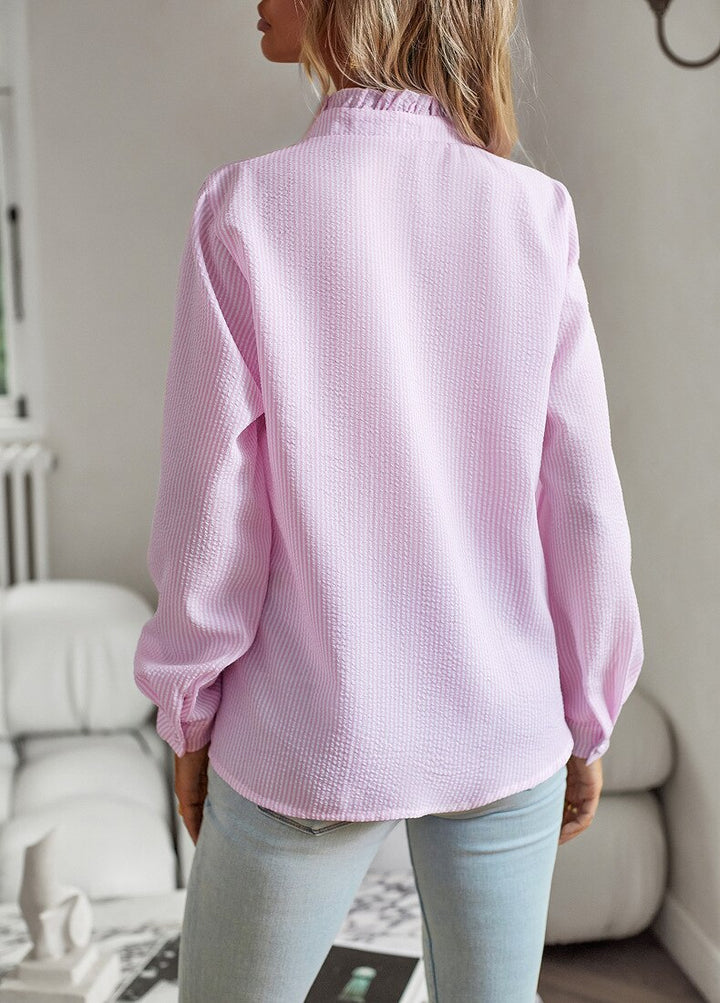 Blouse rayée chic et confortable, mode féminine printemps-été, haut élégant pour femme moderne.