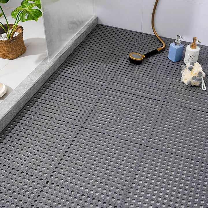 Vue rapprochée d'un tapis de douche antidérapant GripDrop blanc avec ventouses, pour salle de bain sécurisée.