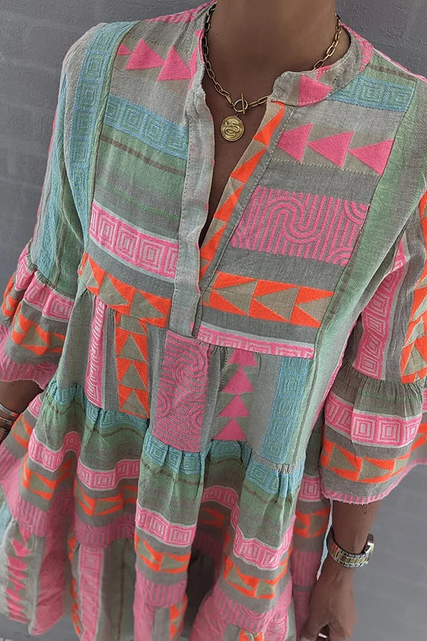 Robe femme fluide et courte, imprimé bohème chic et florale, manches volantes. Parfaite pour un été décontracté élégant.