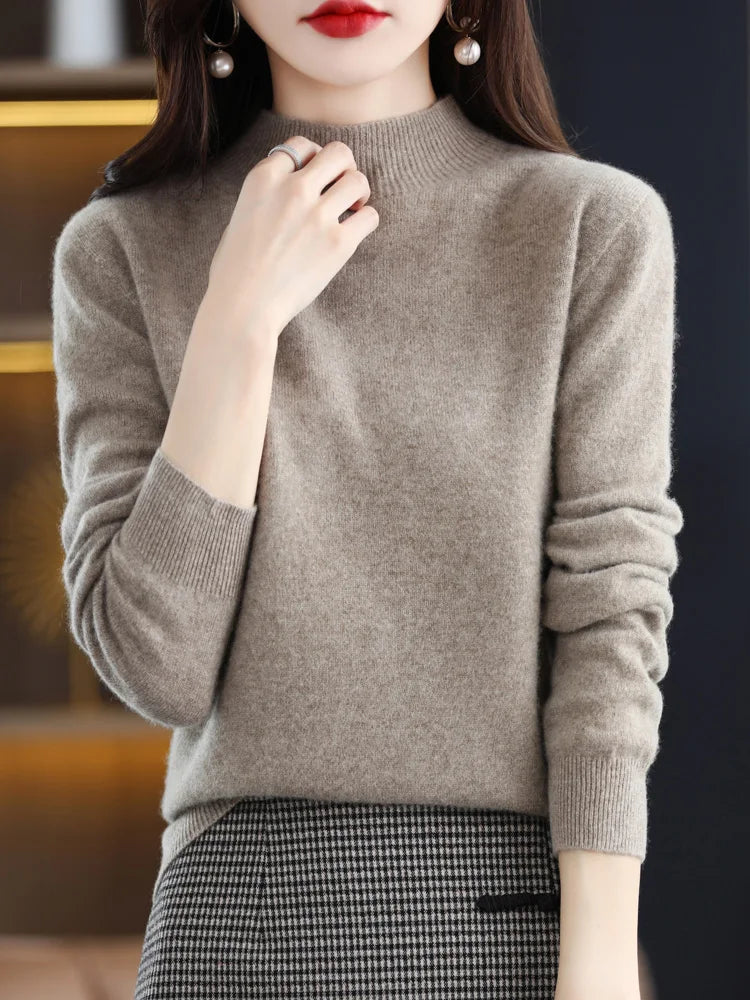 Pull femme chaud, col montant, finitions soignées, un essentiel de la mode femme hivernale.