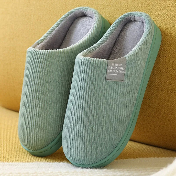 Pantoufles d'hiver fourrées en peluche pour femme, collection douillette et chaude pour le cocooning à la maison.