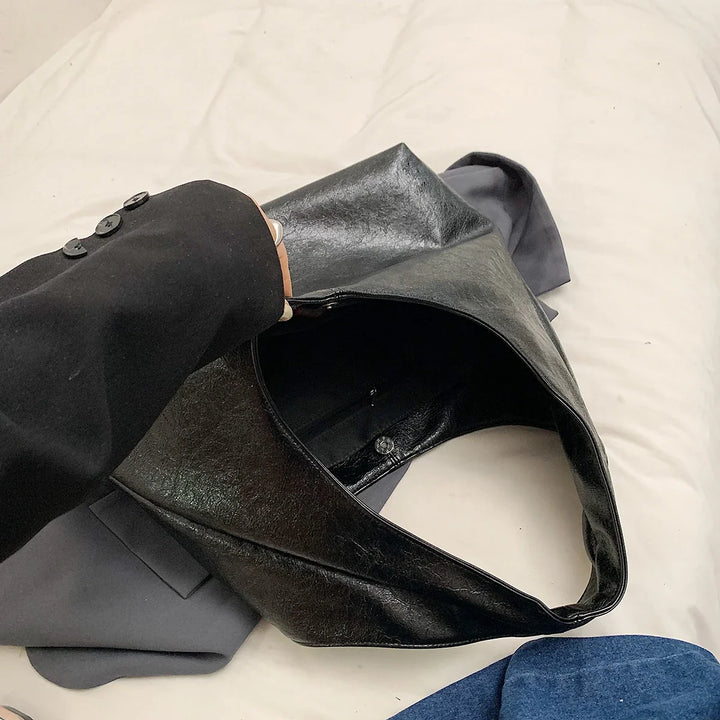 Sac hobo café pour femme, grand compartiment, parfait pour l'organisation quotidienne.