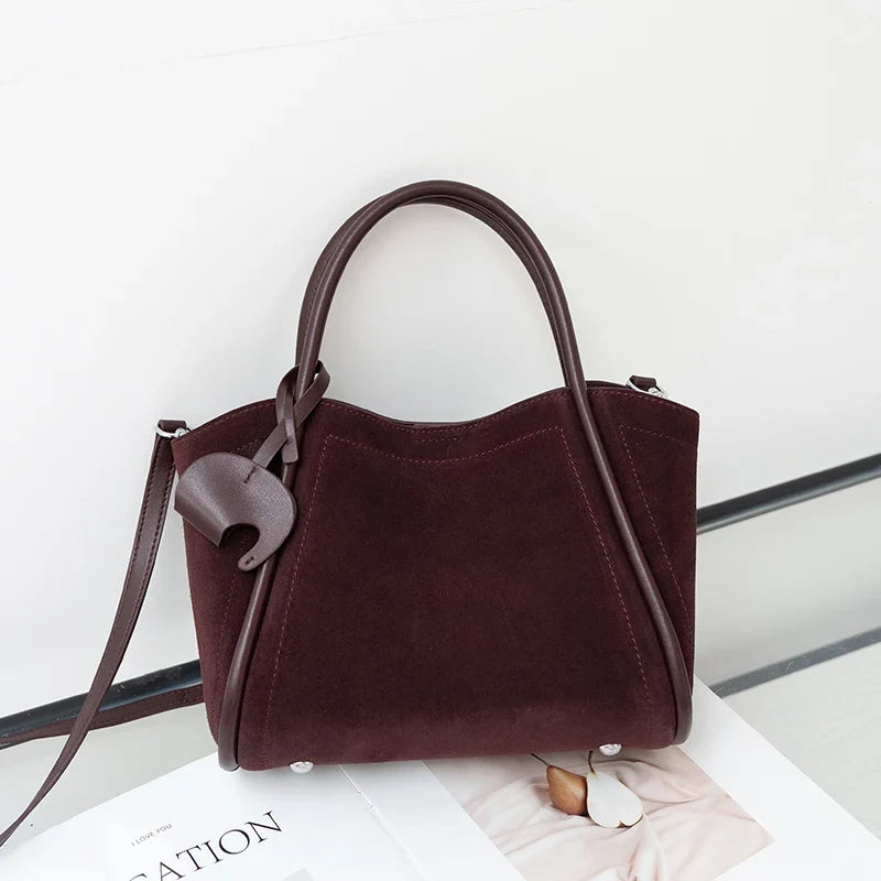 Cabas polyvalent en daim pour femme, un sac à main pratique et élégant, idéal pour les accessoires mode du quotidien.