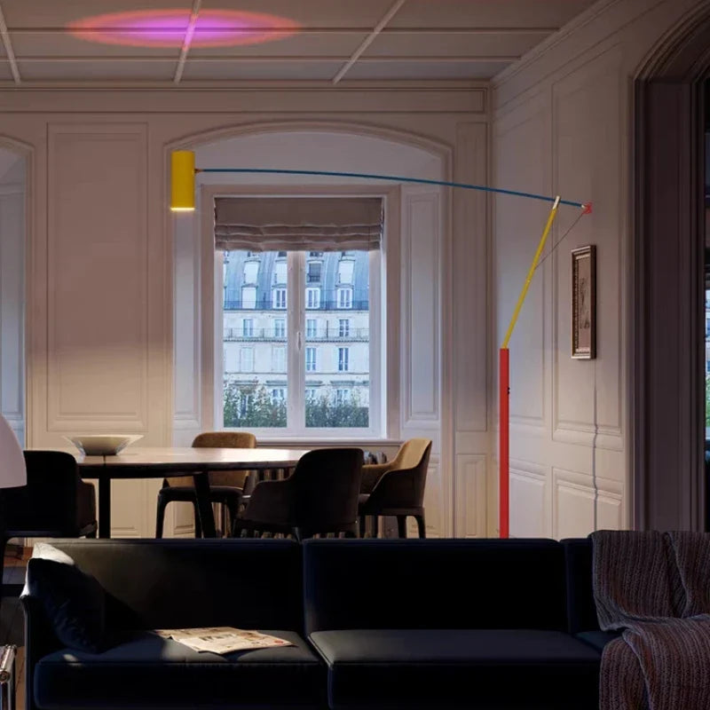 Lampe sur pied design moderne, lumière ajustable idéale pour le bureau ou la chambre.