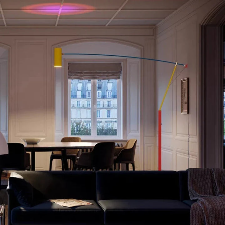 Lampe sur pied design moderne, lumière ajustable idéale pour le bureau ou la chambre.