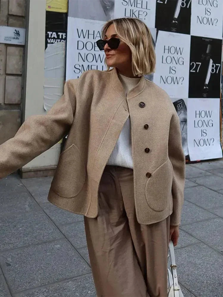 Veste oversize chic pour femme, boutons élégants, grandes poches. Style urbain confortable automne-hiver.