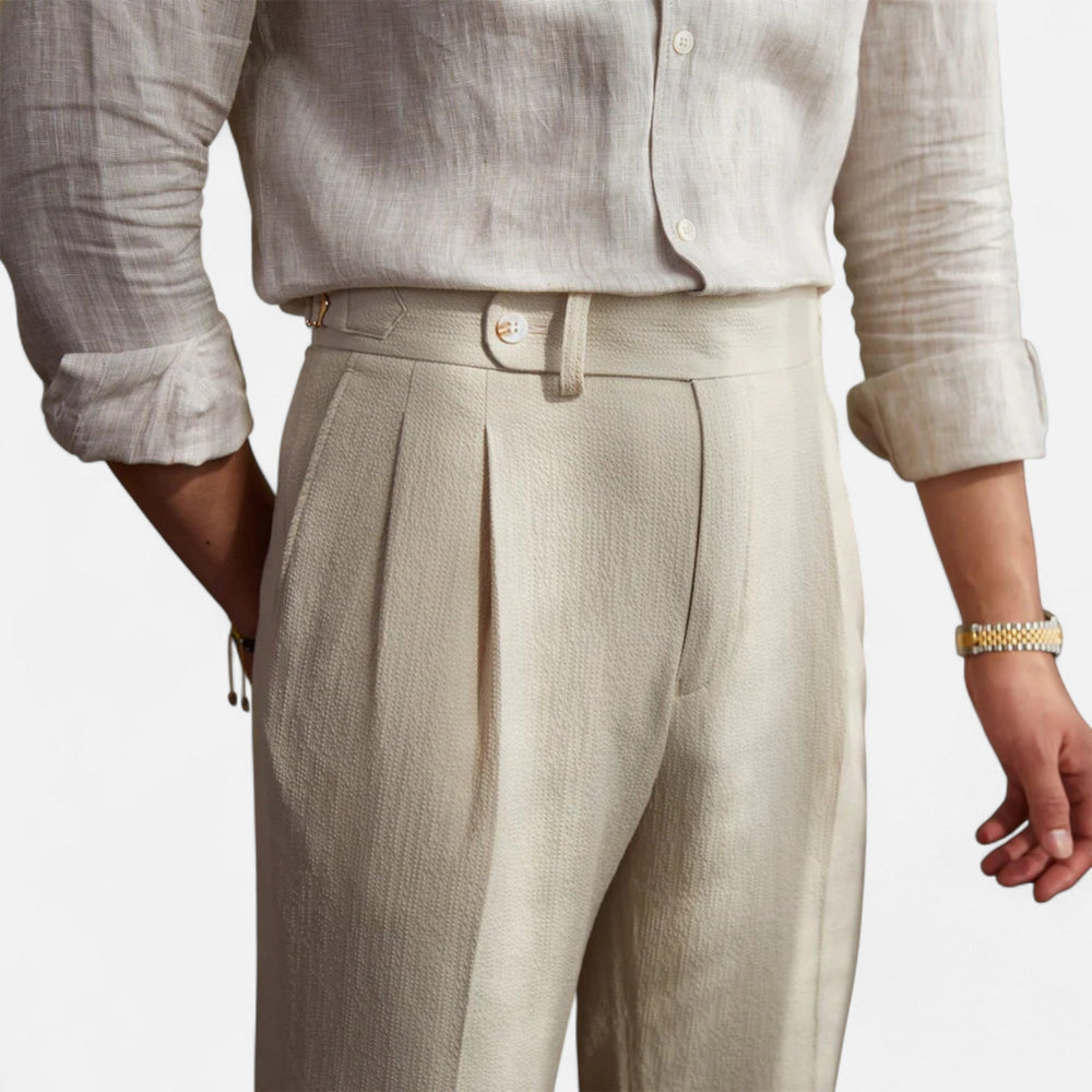 Pantalon homme taille haute beige, vêtement chic classique. Idéal pour le bureau ou événements élégants.