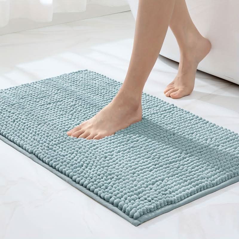 Tapis de bain chenille absorbant et antidérapant, offre confort et sécurité en salle de bain. Disponible en plusieurs couleurs.