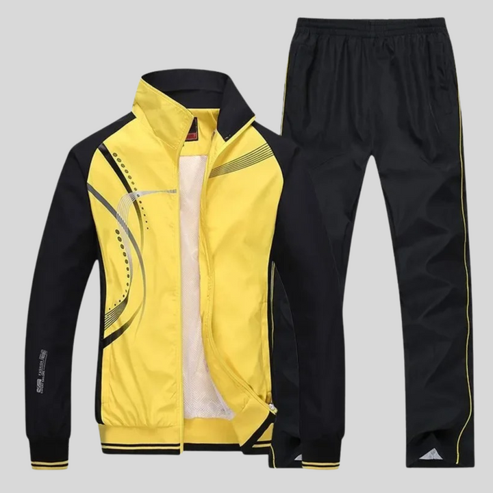 Ensemble sport homme moderne en tissu technique, pour un style polyvalent. Parfait pour la gym ou une tenue décontractée.