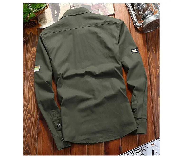 Texture robuste de la chemise Ranger homme en coton, détails des coutures et boutons pour un look authentique et décontracté.