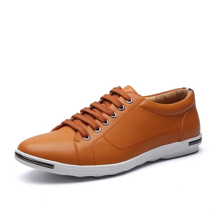 Gros plan sur la texture d'une sneaker homme robuste, offrant confort et style élégant au quotidien.