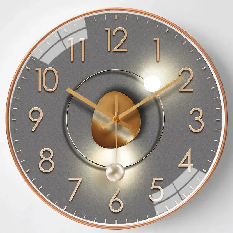 Cadran décoratif et grands chiffres sur cette horloge murale ronde, moderne et silencieuse, pour un intérieur stylé.